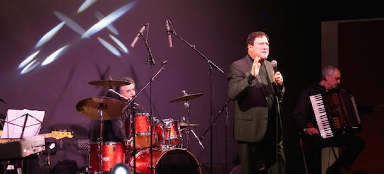 יורם גאון חוגג בדיור מוגן יורם גאון חוגג בדיור מוגן