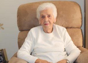 אישה פורצת דרך במגדלי הים התיכון בת ים