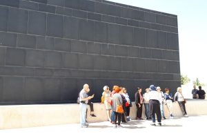 דיירי הבית בירושלים מסיירים בירושלים