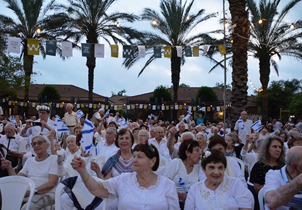 רוקדים בלבן